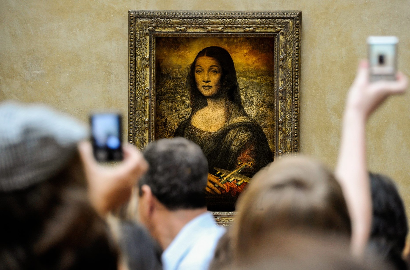 Looking at the artwork Dresden Madonna in Provocation art Gallery Berlin 2015
