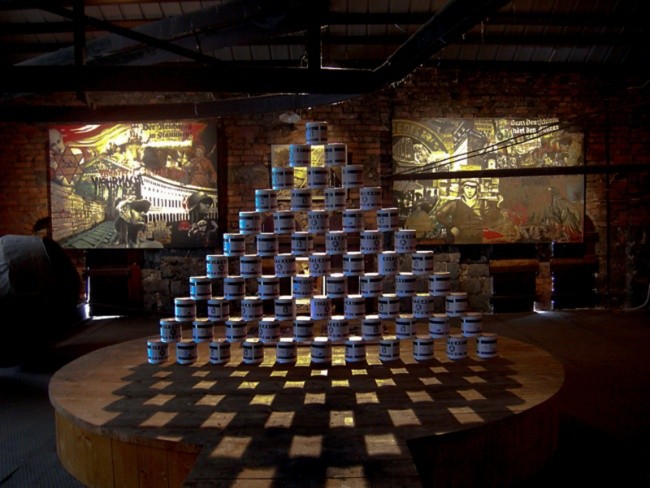 Biography xs int Shoah installation 2